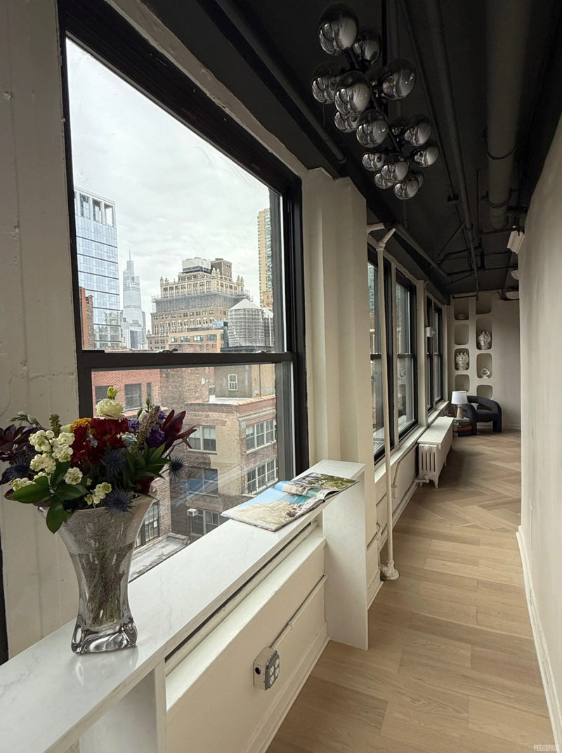 16 FLOORS ABOVE MANHATTAN